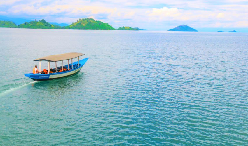 boat-at-lake-kivu